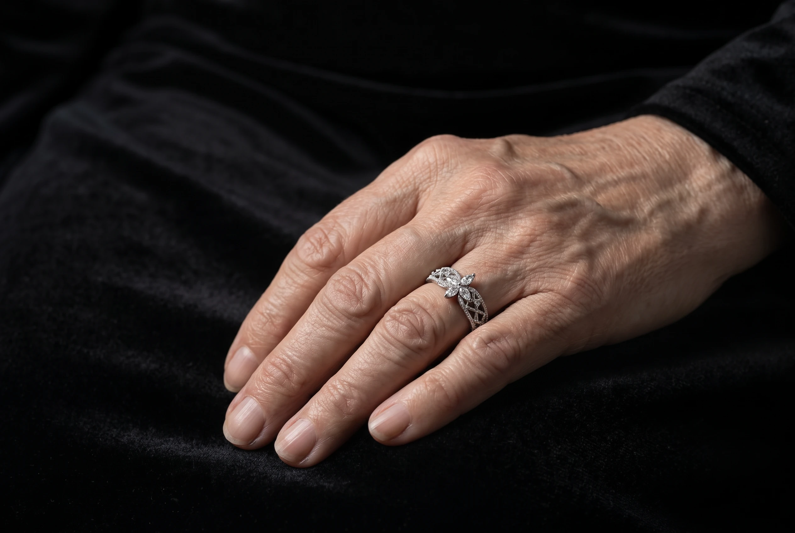 دستِ زنی سالخورده، آرام، با همان حلقهٔ ملیلهٔ نقره بر انگشت — همان حلقه، یک نسل بعد